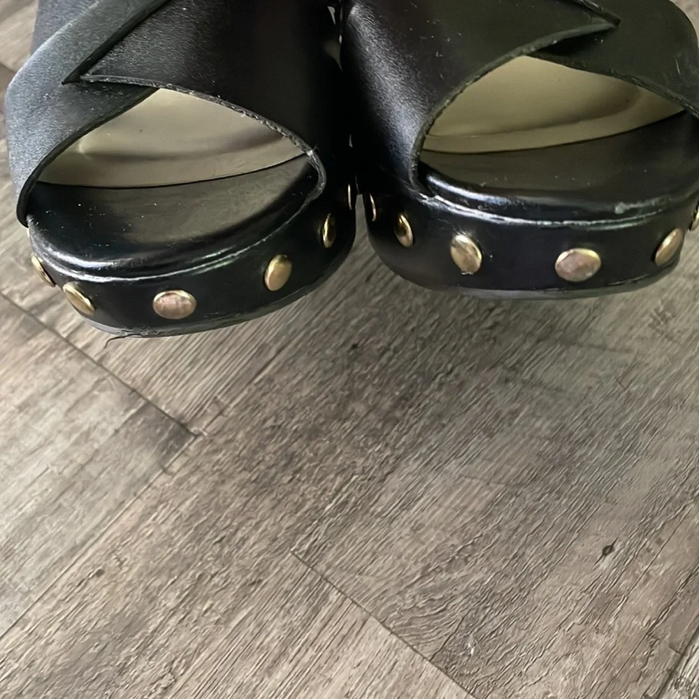 Sbicca black & gold platform sandals